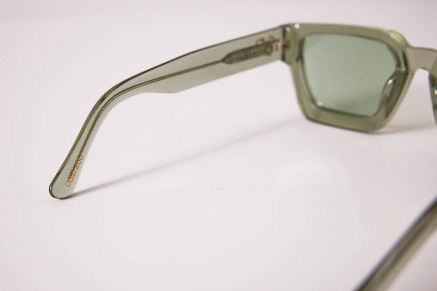 COLOR: Green