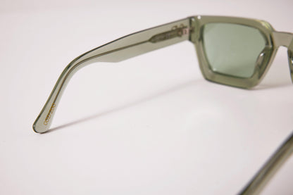 COLOR: Green